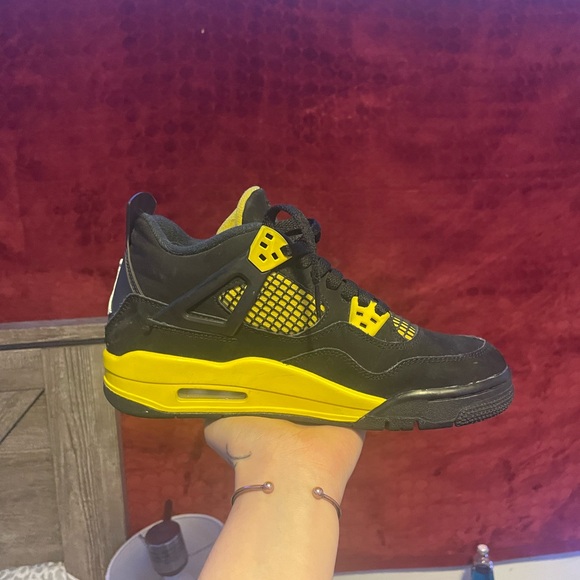 Jordan 4s black and yellow thunders size 6 - Picture 4 of 6